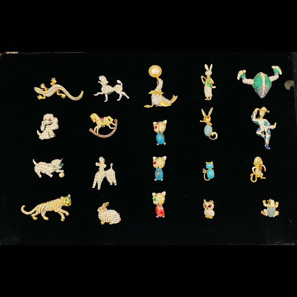 Vintage costume pins 20 Items